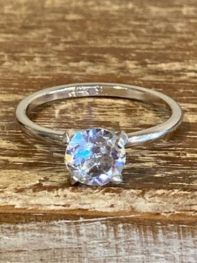 Uncas Silver-Tone Clear Gem Solitaire Ring Sz 9 Minimalist Jewelry